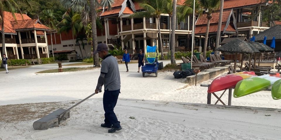 Daily beach cleaning at Laguna using self-made sand rakes (Photo: INOS).