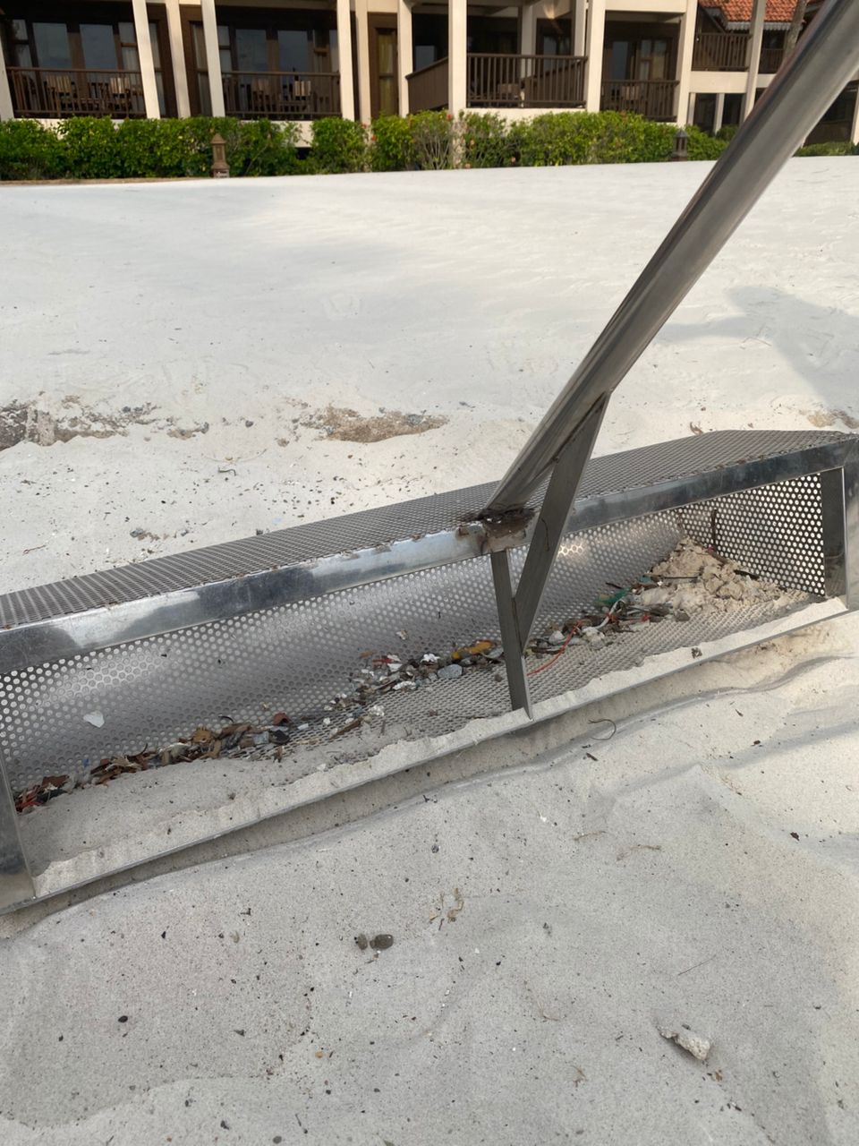 Daily beach cleaning at Laguna using self-made sand rakes (Photo: INOS).